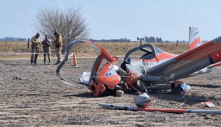 Accidente aéreo en Oncativo: Un biplaza impacta contra tendido eléctrico